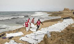 Czerwony Półksiężyc: na wybrzeżu Libii znaleziono zwłoki 74 migrantów
