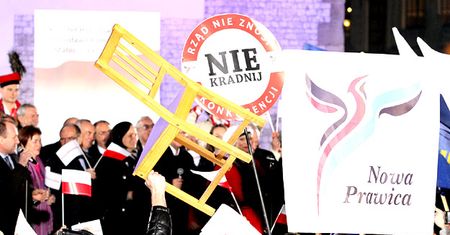 Incydent na wiecu Bronisława Komorowskiego w Krakowie. Mężczyzna chciał uderzyć prezydenta krzesłem?