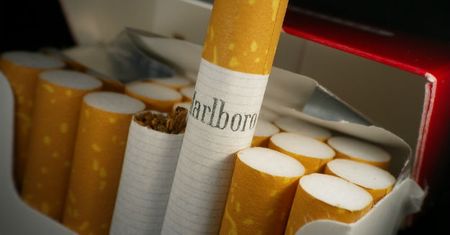 Coraz mniej Polaków pali papierosy
