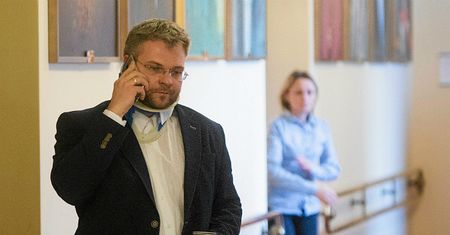 Rafał Piasecki z PiS został pobity? Żona radnego zarzuca mu przemoc domową. Ten się tłumaczy: "pochodzę z tradycyjnej rodziny"