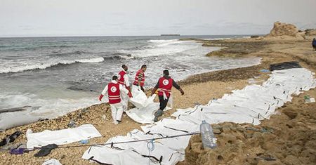 Czerwony Półksiężyc: na wybrzeżu Libii znaleziono zwłoki 74 migrantów