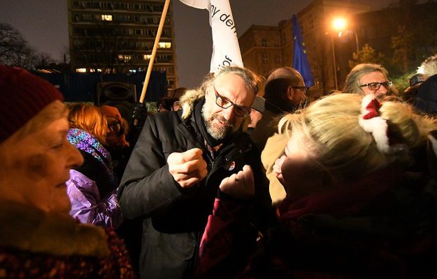 Mateusz Kijowski na manifestacji KOD