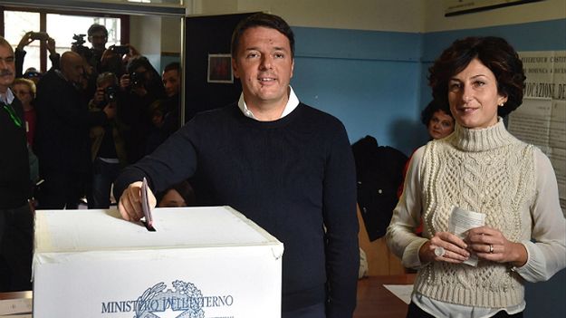 Premier Włoch Matteo Renzi z żoną głosują w referendum
