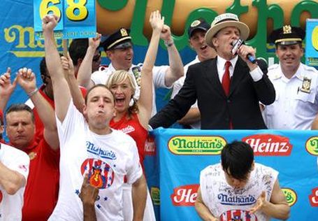 Zjadł 68 hot dogów w 10 minut