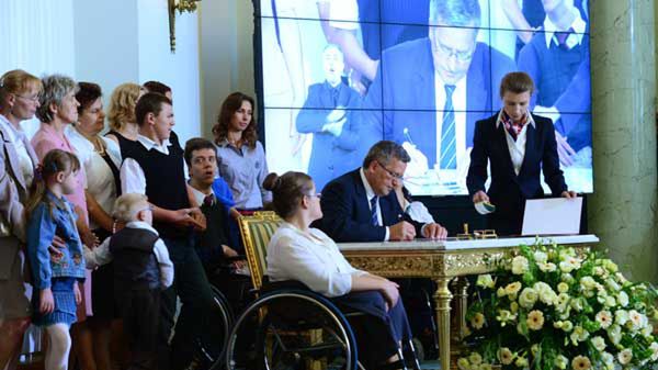 Prezydent RP Bronisław Komorowski podczas uroczystości ratyfikacji konwencji ONZ o prawach osób niepełnosprawnych