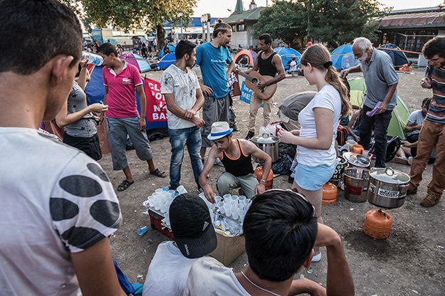 Dlaczego Niemcy zaprosili uchodźców do Europy? "Pomagają ofiarom wojny" i nie tylko