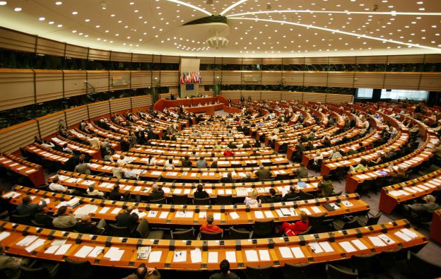 Szef chadeków w PE chce pozbawić partie eurosceptyczne unijnych pieniędzy