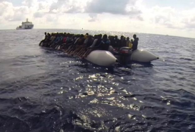 Włoska straż przybrzeżna i marynarka uratowały tysiące migrantów