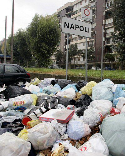 Polacy handlują w Neapolu... śmieciami
