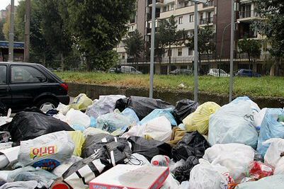 Polacy handlują w Neapolu... śmieciami