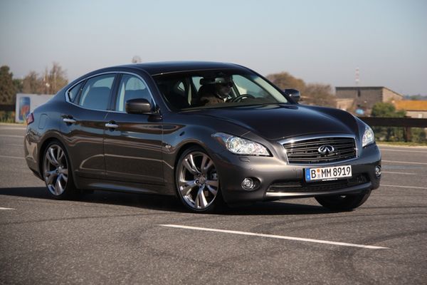 Premierowy test: Infiniti M - Rzymskie wakacje