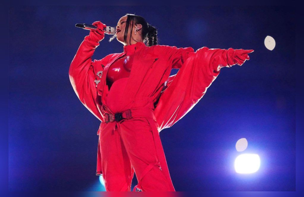 Rihanna podczas występu na Super Bowl ogłosiła, że jest ciąży!