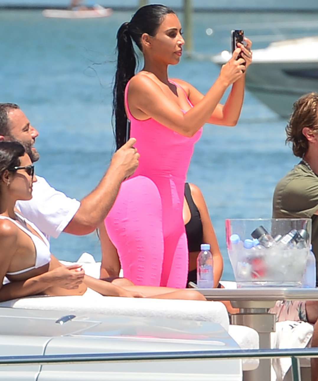 Kim Kardashian i jej monstrualna pupa w różowym wdzianku