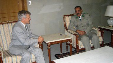 Płk Ely uld Mohamed Vall (po prawej) stanął na czele Rady Wojskowej w Mauretanii