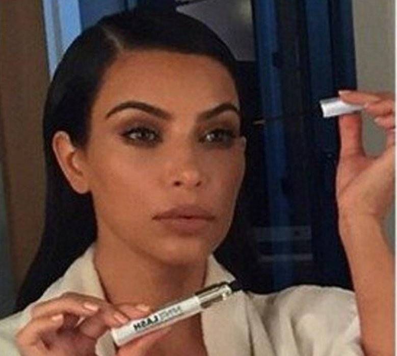 Kim Kardashian reklamuje maskarę. Jednak uwaga wszystkich skupiła sie na czymś innym