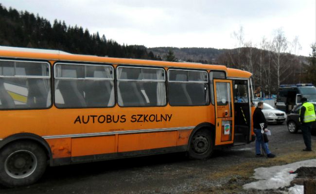 Autobus którym kierował mężczyzna z nogą w gipsie (przy wyjściu z pojazdu)