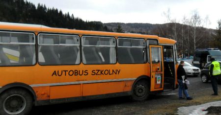 Kierowca z nogą w gipsie wiózł dzieci do szkoły