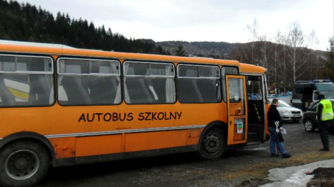 Autobus którym kierował mężczyzna z nogą w gipsie (przy wyjściu z pojazdu)