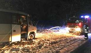 Zima zaskoczyła strażaków pod Koszalinem. Śnieg na drogach, bus w rowie