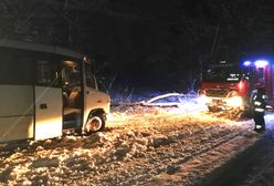 Zima zaskoczyła strażaków pod Koszalinem. Śnieg na drogach, bus w rowie