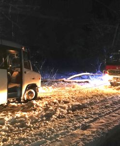 Zima zaskoczyła strażaków pod Koszalinem. Śnieg na drogach, bus w rowie