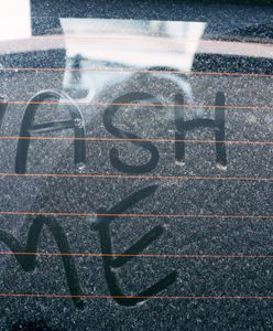 Zima coraz bliżej, a wraz z nią kolejne obrazy na brudnych samochodach. Co w tym roku zaproponują artyści?