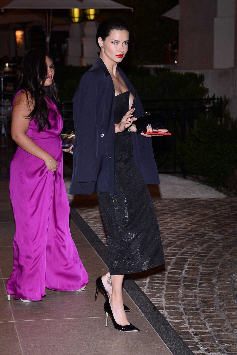 Adriana Lima w drodze na imprezę, Cannes 2019