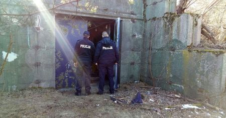 Policjanci pomagają bezdomnym