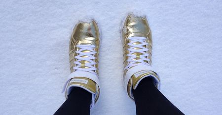 Za dużo śniegu? Jeden prosty trik czyni buty nieprzemakalnymi