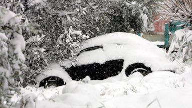 Zasypany śniegiem samochód na przedmieściach Aten