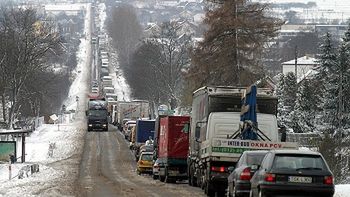 Kilkaset samochodów stoi w korku między Skarżyskiem-Kamienną a Łączną