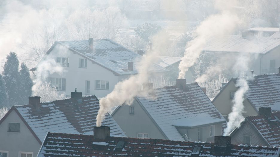 W węgierskiej wiosce Zabar z kominów w domach od rana widać dym.