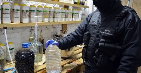 Zlikwidowano bimbrownię na Podlasiu. 500 litrów nielegalnego alkoholu