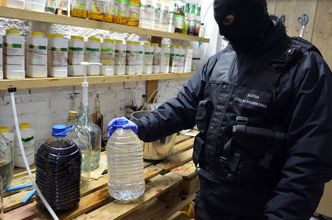 Zlikwidowano bimbrownię na Podlasiu. 500 litrów nielegalnego alkoholu