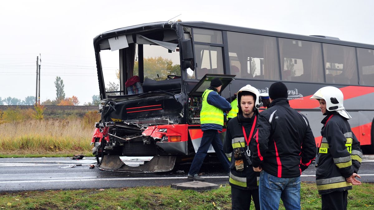 Autokar z dziećmi zderzył się z ciężarówką