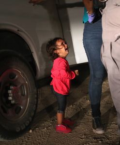 Płacząca dziewczynka z okładki "Time" nie została rozdzielona z matką. Jej historia jest inna