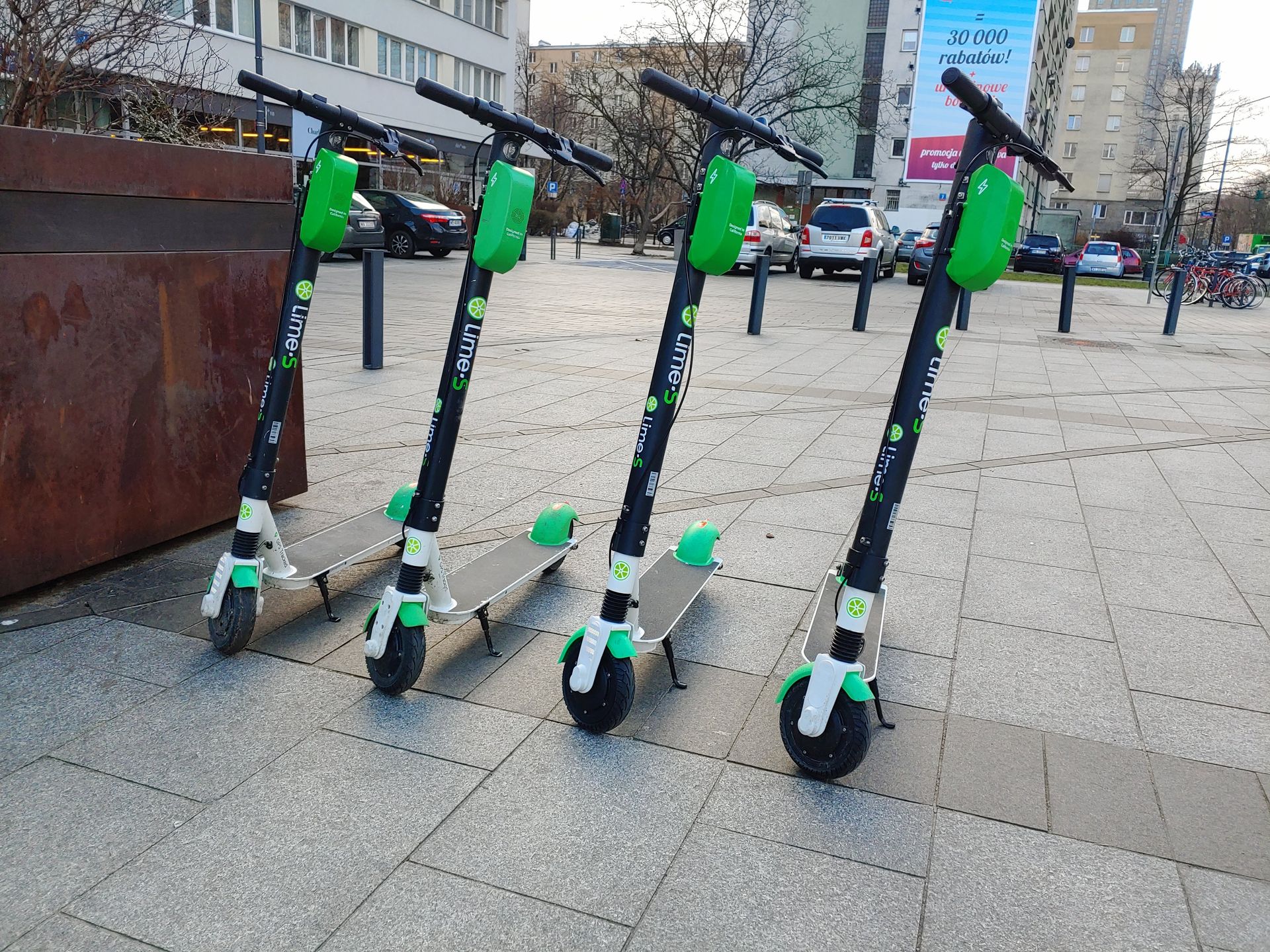 Elektryczne hulajnogi na minuty, to świetny sposób transportu, ale są też problemem