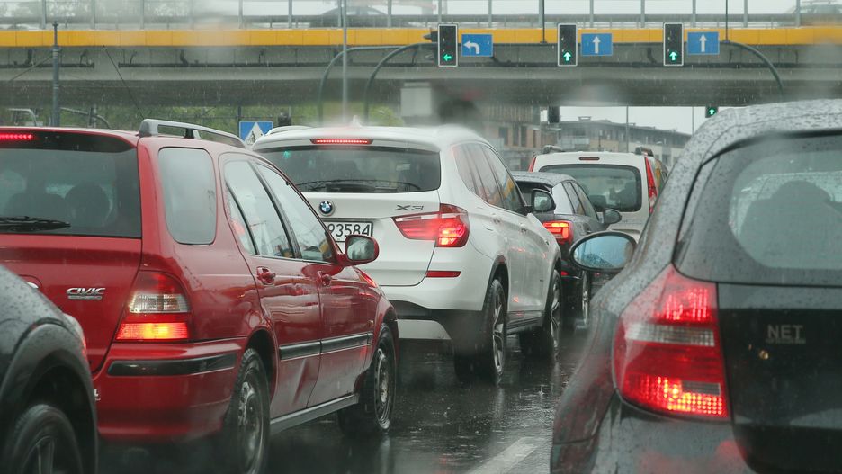 Pogoda płata figla. GDDKiA ostrzega przed trudnymi warunkami na drogach 
