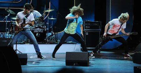 "Must be the music": Chłopcy z dziewczyną z sąsiedztwa o mały włos nie roznieśli sceny