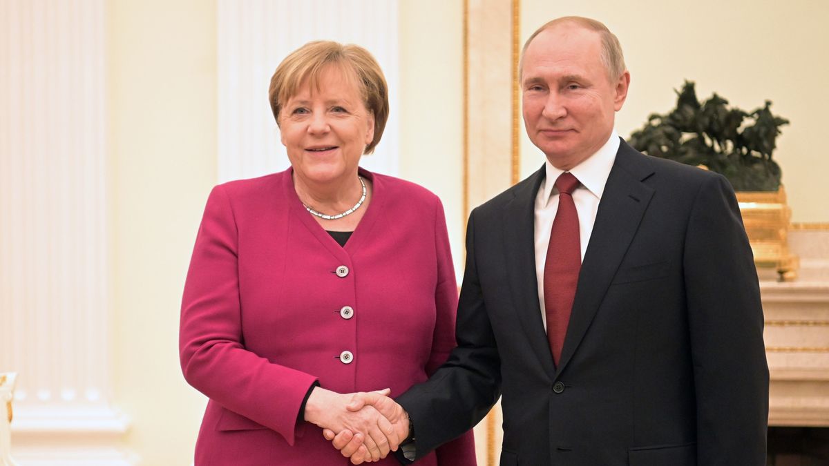 Angela Merkel spotkała się z Władimirem Putinem i nie szczędziła Rosji ciepłych słów.