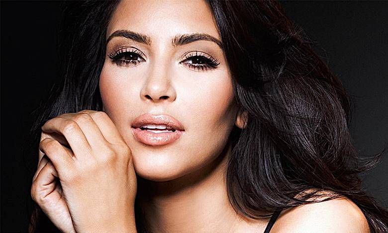 Seksowna Kim Kardashian w kusej spódniczce i samym staniku przywitała na świecie trzecią pociechę!