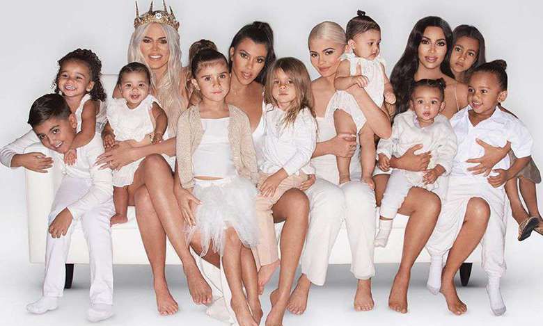 Kardashianki chciały zrobić z dzieci miss i misterów. Koszmarne wpadki z Photoshopem na świątecznej kartce