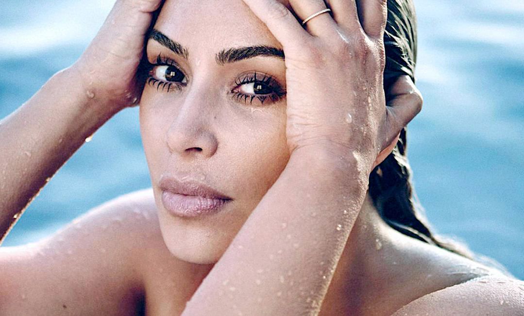 Prześwitująca sukienka ledwo zakryła cokolwiek. Fani Kim Kardashian oszaleli z rozkoszy na jej widok