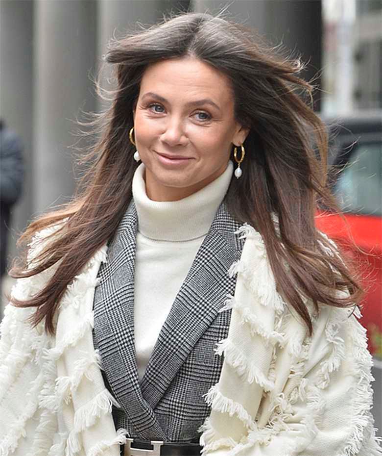 Kinga Rusin pod studiem Dzień Dobry TVN