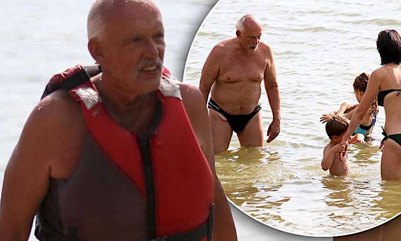 76-letni Janusz Korwin-Mikke szaleje na windsurfingu! Kibicuje mu seksowna młodsza o 44 lata żona odziana w skąpe bikini!