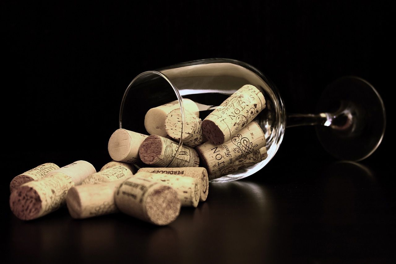 Zwykły kieliszek do wina pomoże stworzyć dekoracje na różne okazje.Te projekty są na to najlepszym dowodem