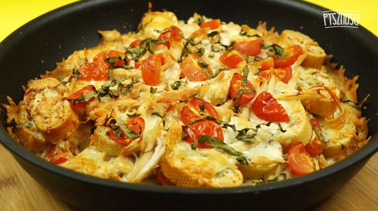 Bagietka zapiekana z kurczakiem, mozzarellą, pomidorkami i bazylią