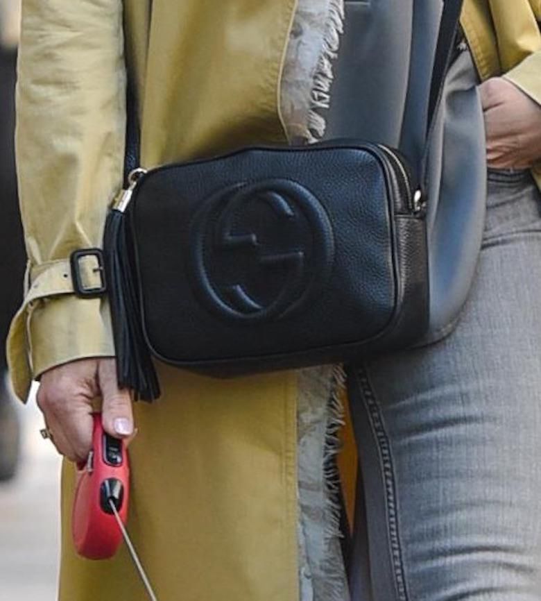 Kinga Rusin w złotym płaszczu i z torebką Gucci