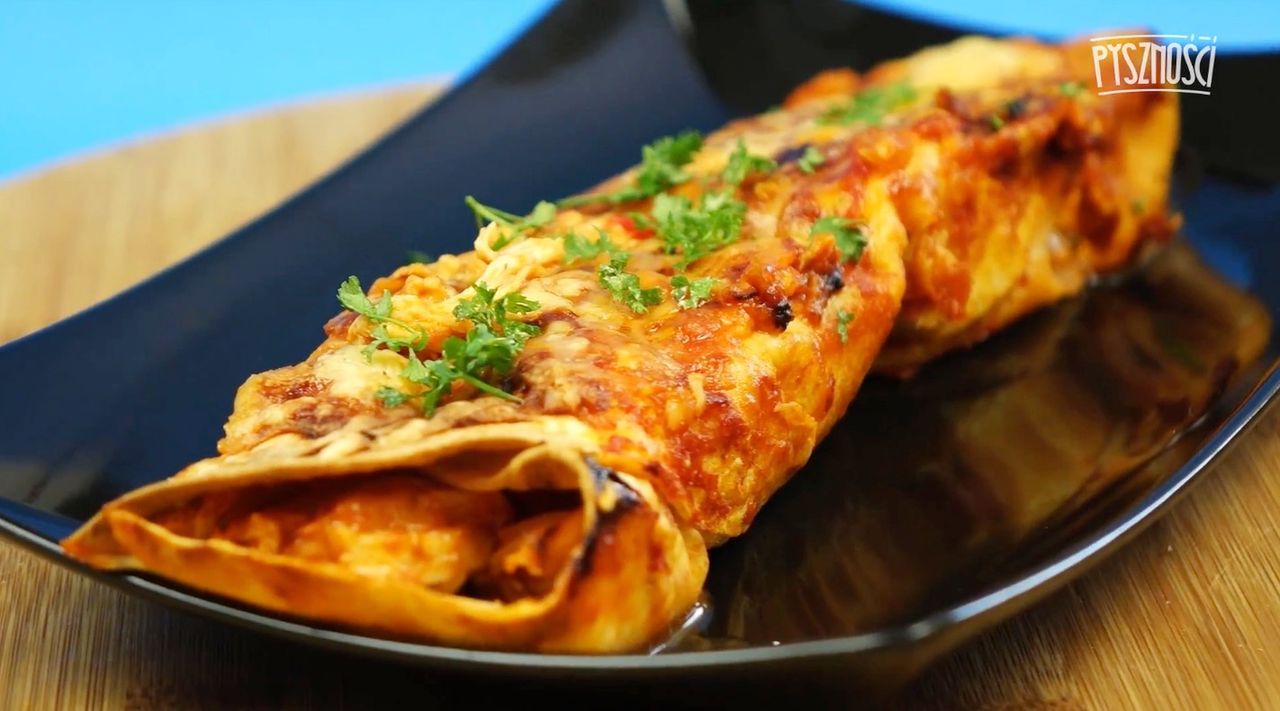 Pyszna tortilla zapiekana w sosie enchilada