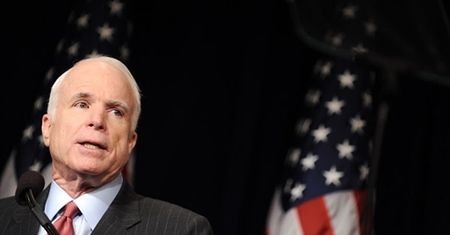 Obama ma niewielką przewagę nad McCainem